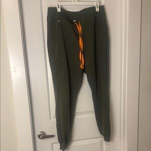 Figs olive green mid rise zamora joggers L